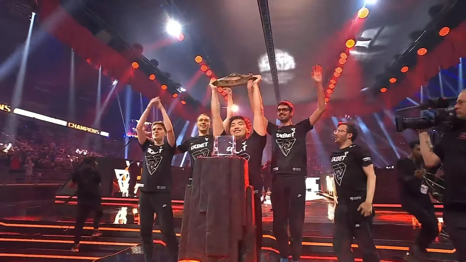 Pure新战术“神之一笔”引发热议：玩家探讨效果与游戏平衡担忧